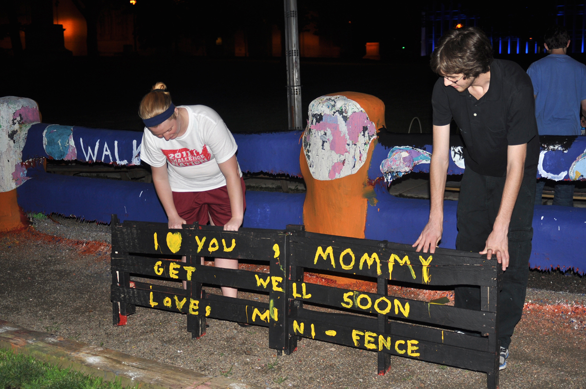 Students once again gather around the Fence to repair it. (credit: Alan Vangpat/Layout Staff)