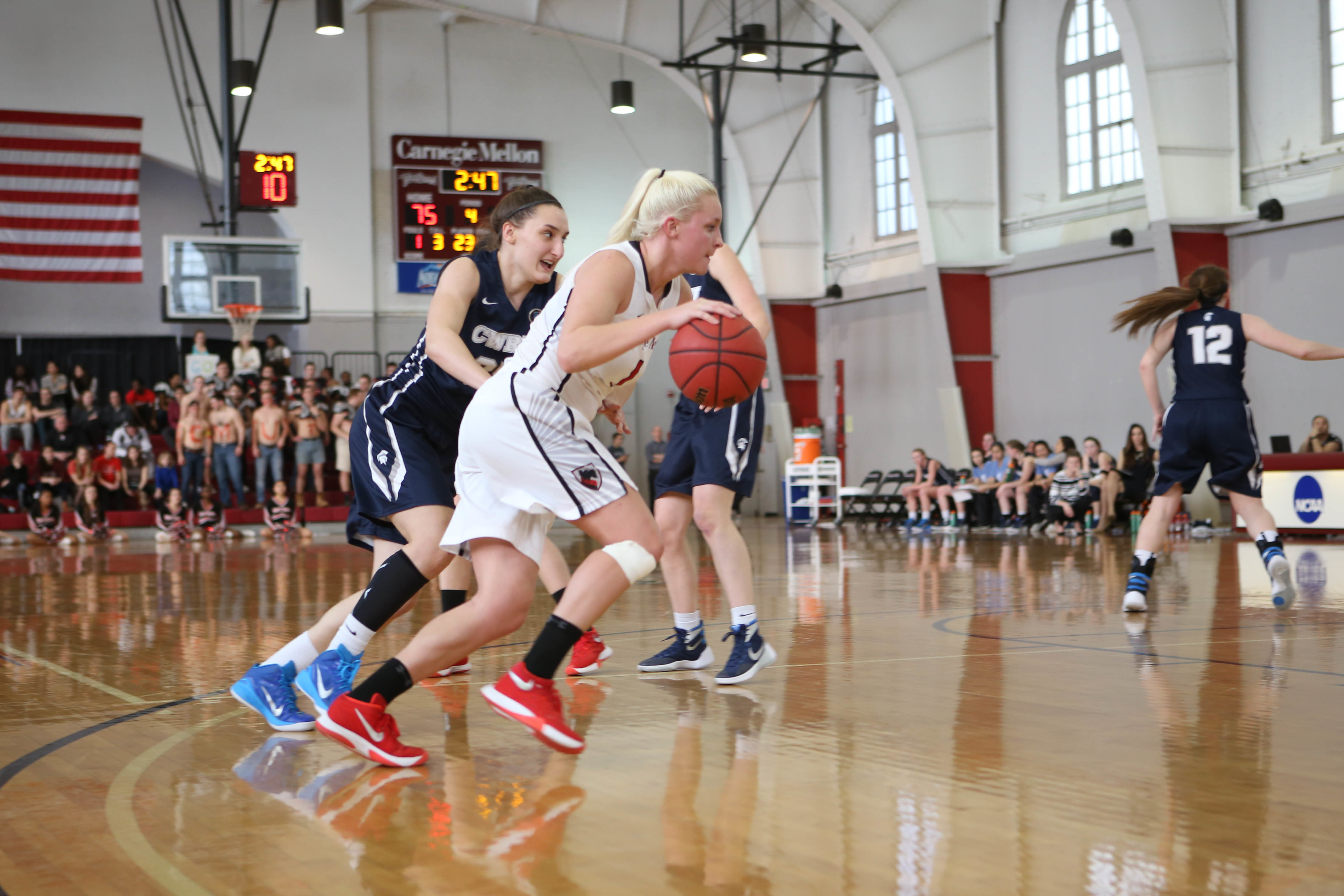 Senior Lindsay Poss beats a defender and drives to the basket during the game against Case Western Reserve. (credit: Stefen Zhu/)
